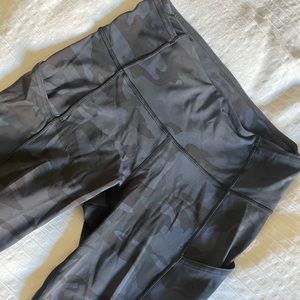 Iululemon womens fast & free 25” camo leggings size 4